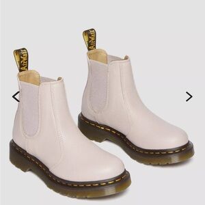 Dr. Martens Women's 2976 Virginia Leather Chelsea Boots Vintage Taupe